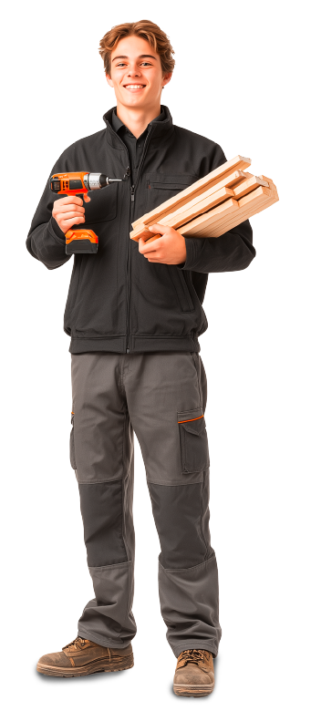 junger Mann in Arbeitskleidung mit einer Bohrmaschine und Holzstücke in der Hand