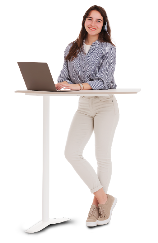 junge Dame auf Stehttisch mit Laptop