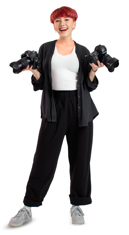 junge Frau mit roten Haaren und Kameras in den Händen