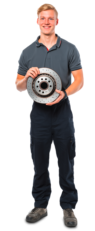 Junger Mann mit Felge in der Hand