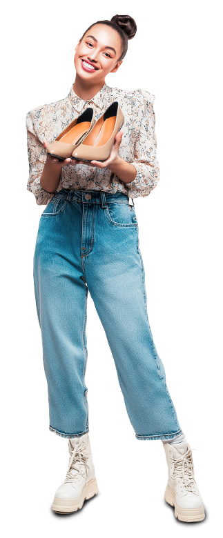 junge Frau mit Schuhen in der Hand